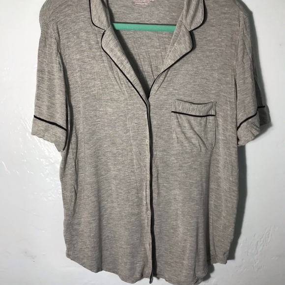 Victoria’s Secret super soft gray button down pocket pajama top size S - Picture 2 of 5